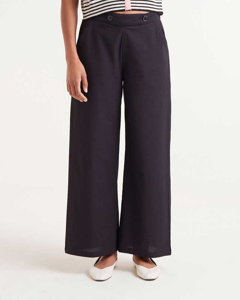Wide Leg Buttoned Trousers in Black